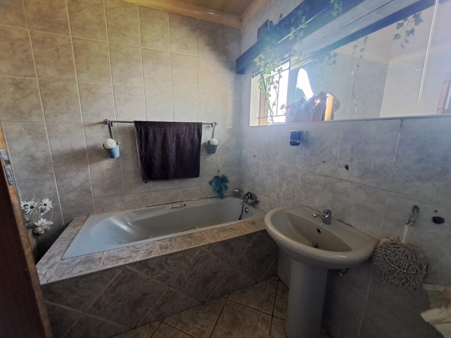 5 Bedroom Property for Sale in Oos Einde North West